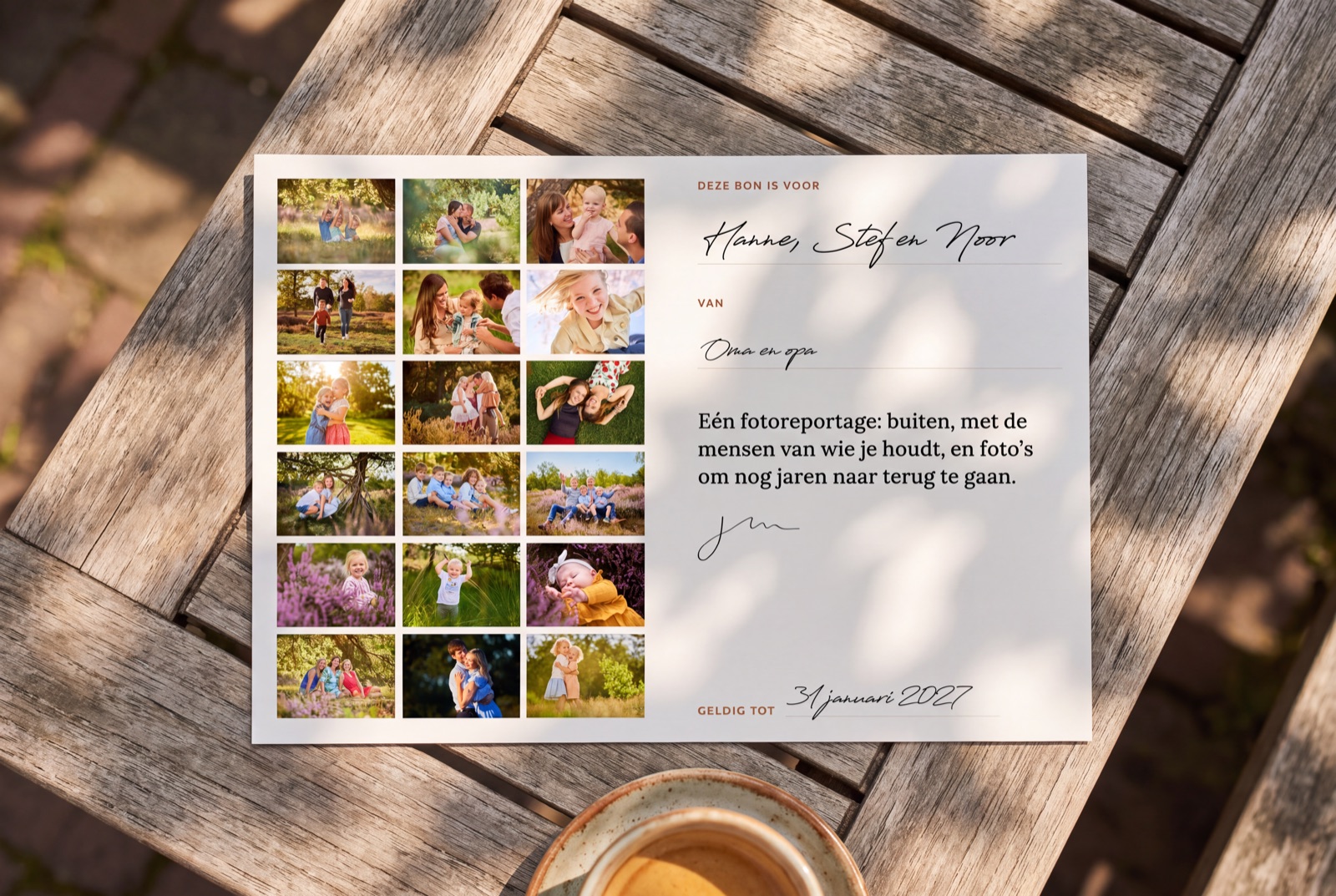 De gedrukte cadeaubon, gefotografeerd bij daglicht.