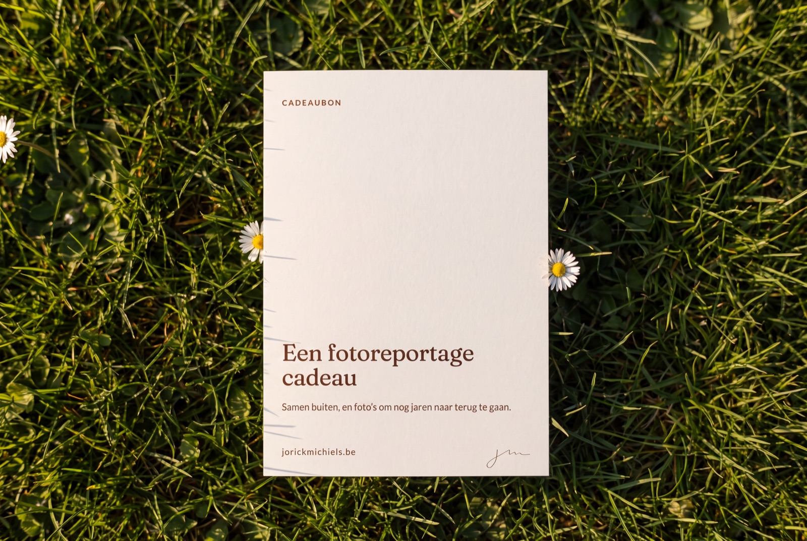 De gedrukte cadeaubon, gefotografeerd bij daglicht.