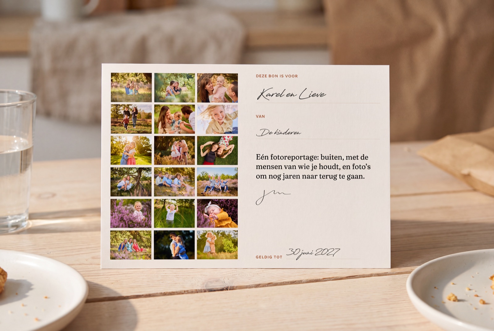 De gedrukte cadeaubon, gefotografeerd bij daglicht.