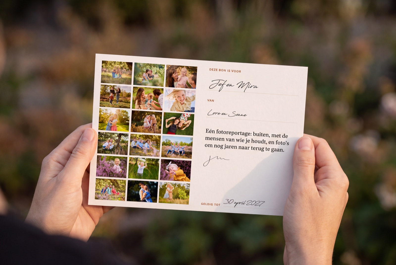 De gedrukte cadeaubon, gefotografeerd bij daglicht.