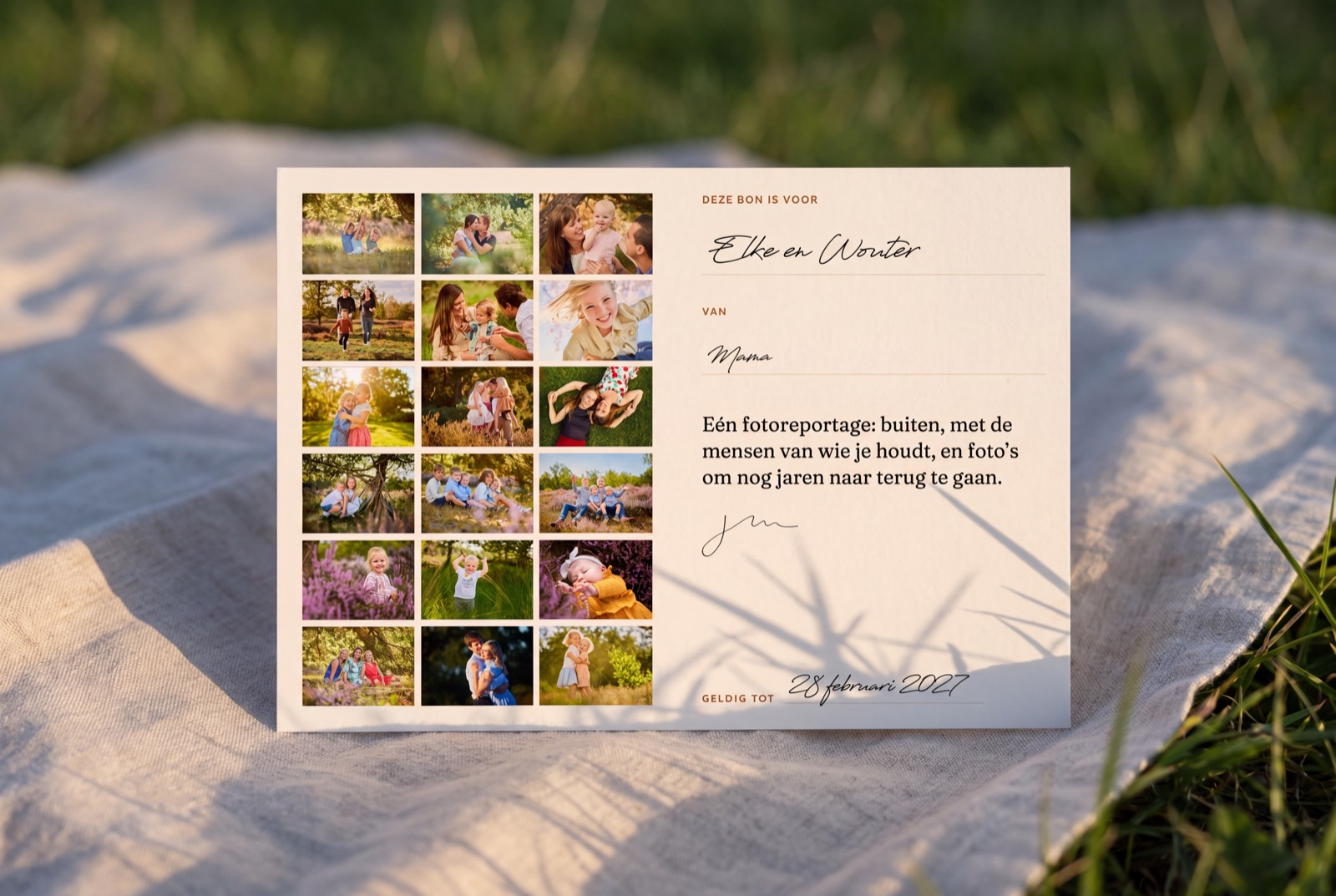 De gedrukte cadeaubon, gefotografeerd bij daglicht.