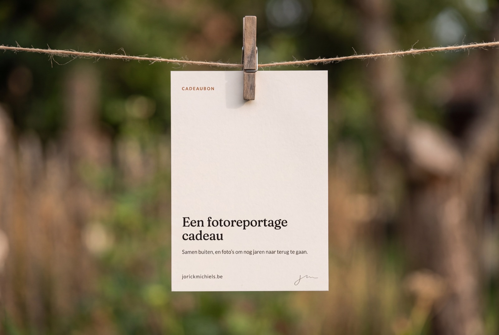De gedrukte cadeaubon, gefotografeerd bij daglicht.