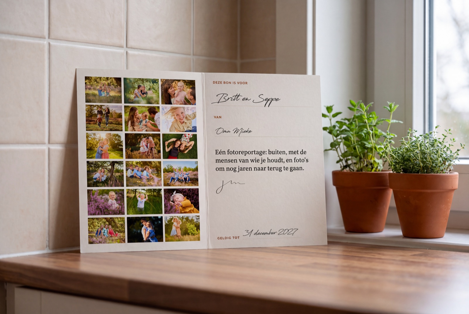 De gedrukte cadeaubon, gefotografeerd bij daglicht.