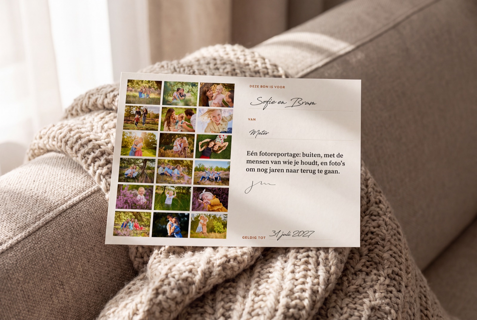De gedrukte cadeaubon, gefotografeerd bij daglicht.