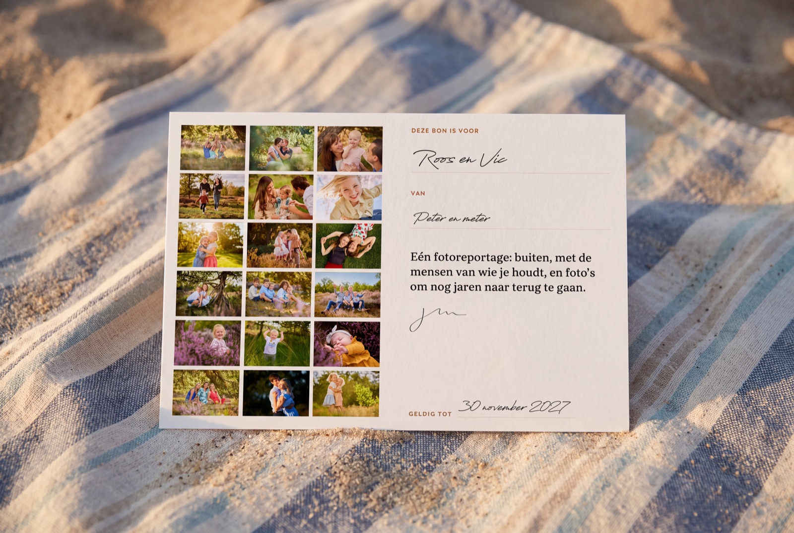De gedrukte cadeaubon, gefotografeerd bij daglicht.