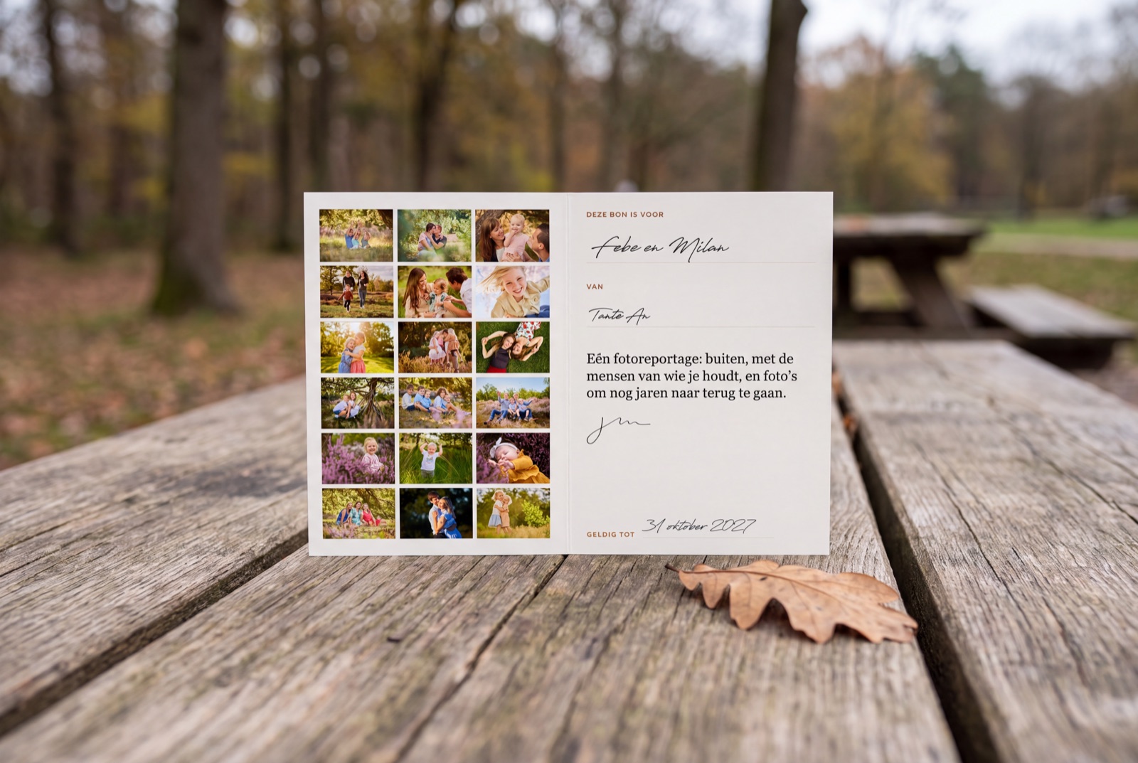 De gedrukte cadeaubon, gefotografeerd bij daglicht.