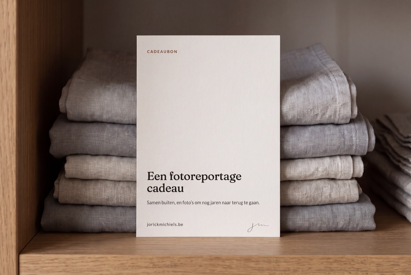 De gedrukte cadeaubon, gefotografeerd bij daglicht.