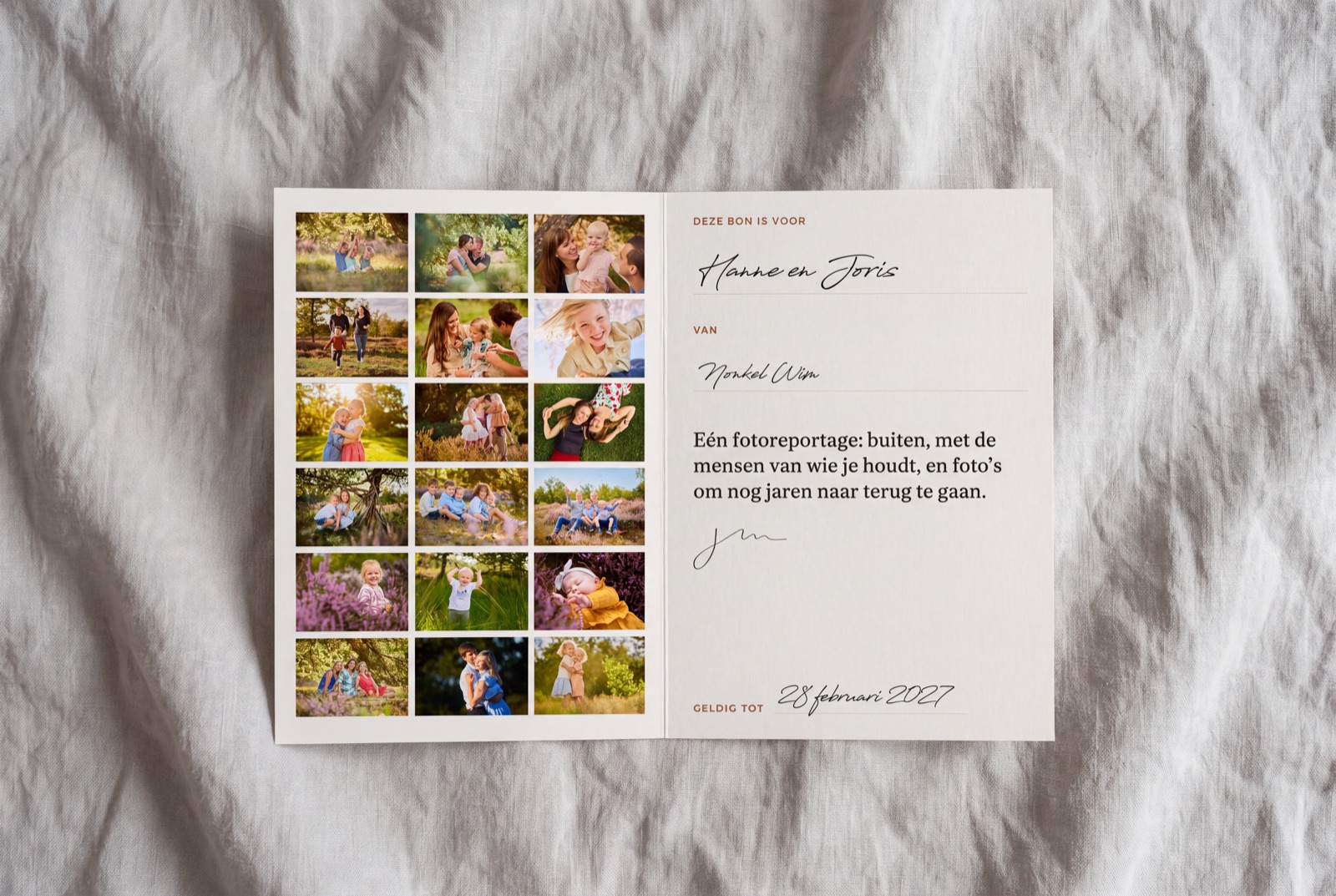 De gedrukte cadeaubon, gefotografeerd bij daglicht.