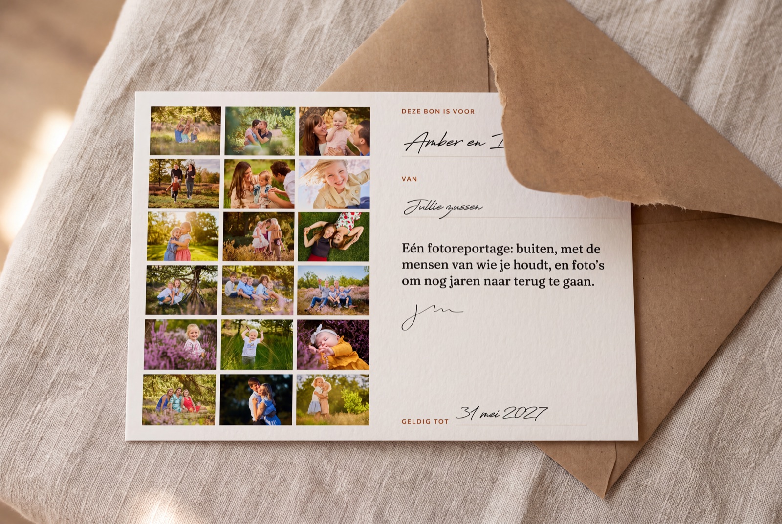 De gedrukte cadeaubon, gefotografeerd bij daglicht.