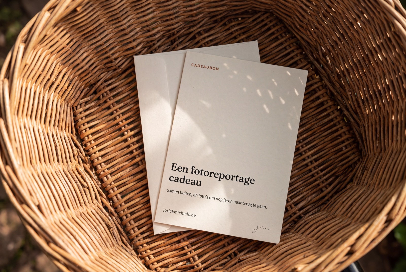 De gedrukte cadeaubon, gefotografeerd bij daglicht.