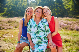Foto uit de familiereportage van Kara, Tahnee en Marianne door familiefotograaf Jorick Michiels