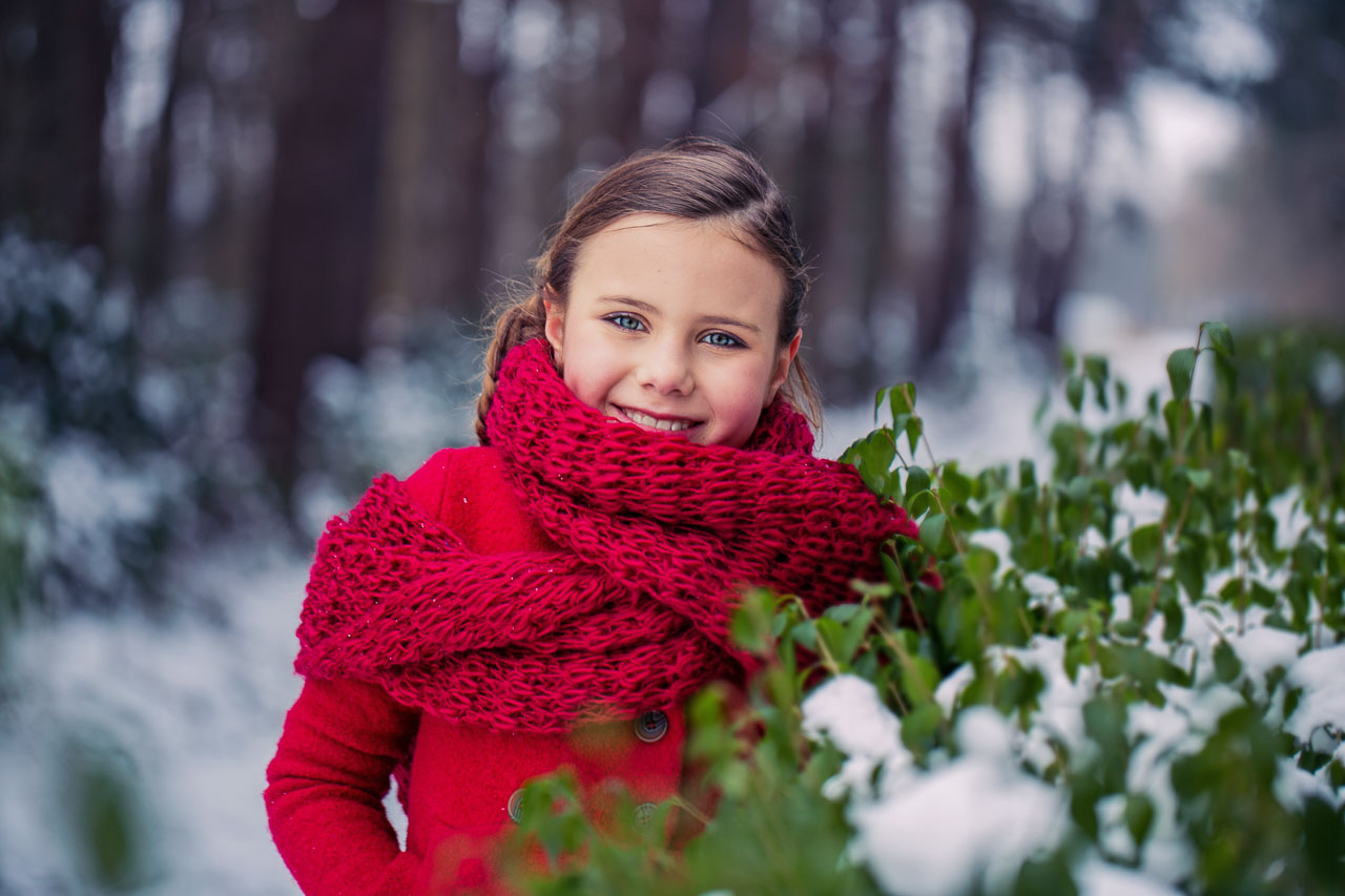 Foto uit de familiereportage van Sneeuwpret met Pauline door familiefotograaf Jorick Michiels