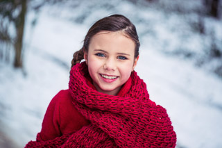 Foto uit de familiereportage van Sneeuwpret met Pauline door familiefotograaf Jorick Michiels